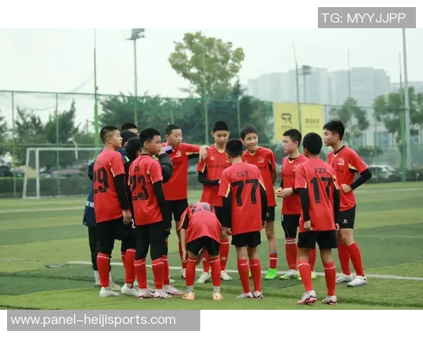 精彩足球踩单车技巧视频展示让你领略球场上的绝妙瞬间与精彩操作